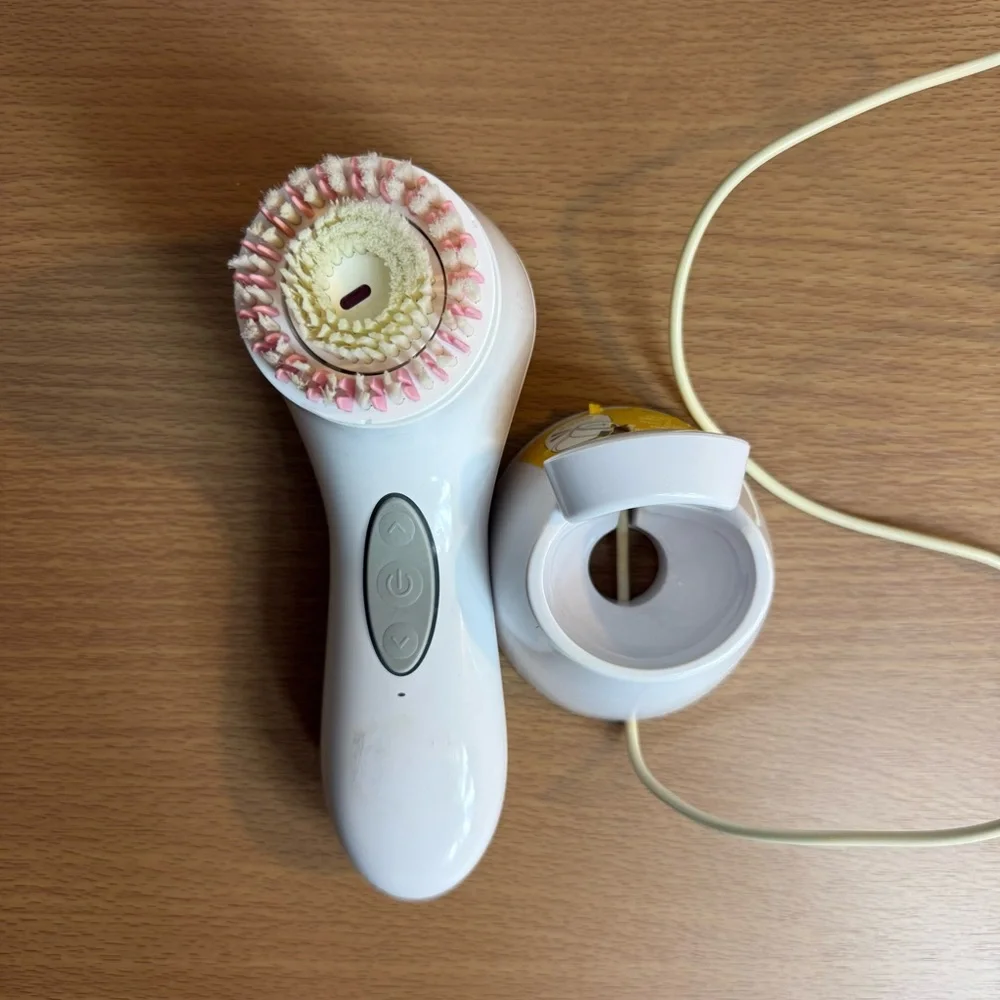 The Clarisonic Aria 3 Speed Facial Cleansing Brush